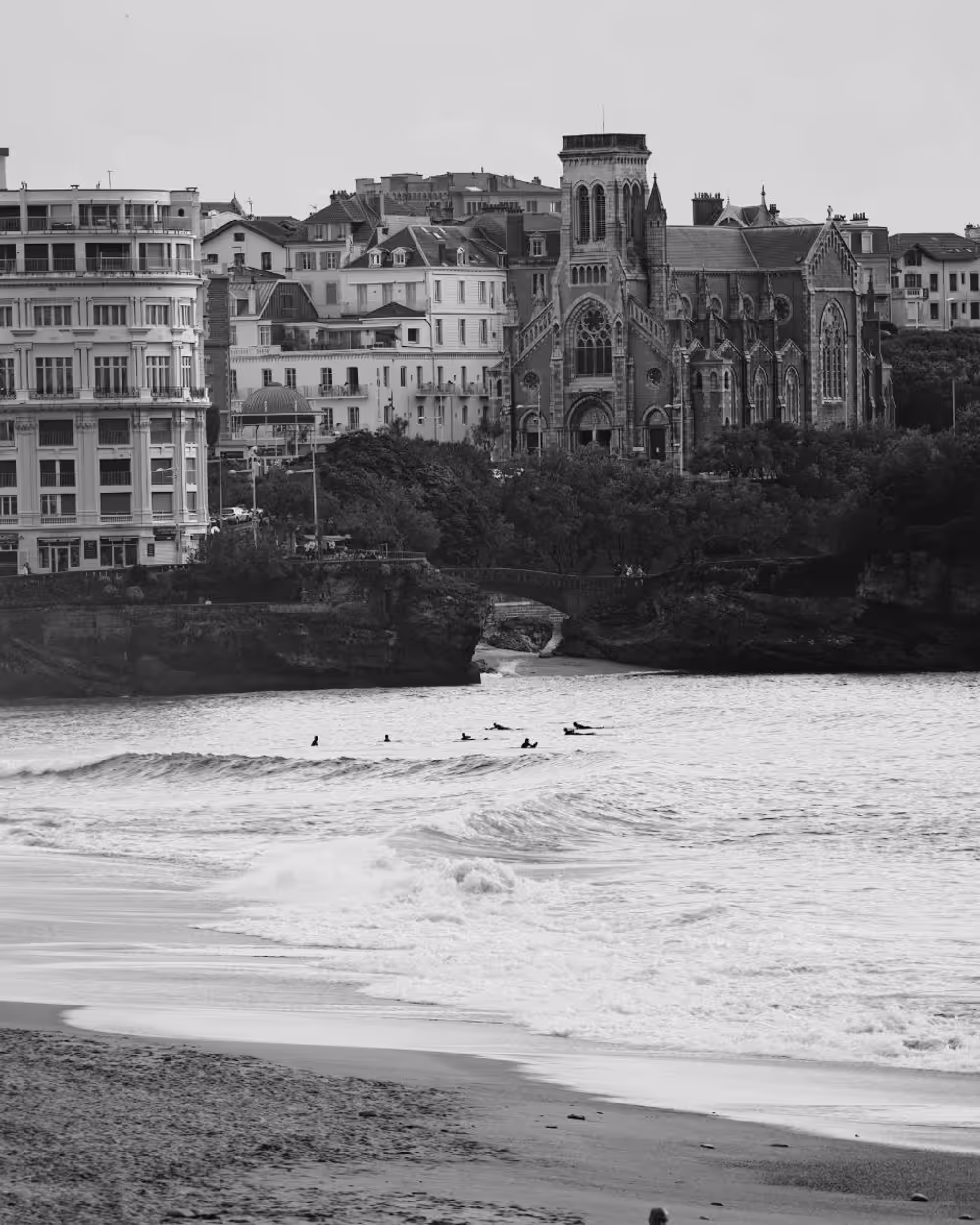 Julien Hoang, détective privé agréé CNAPS pour l'agence IKERKETA, préparant une stratégie d'investigations et de surveillance à Biarritz.